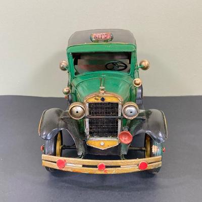 LOT 67: Vintage NYPD Toy Car / Truck with New York City Postcard