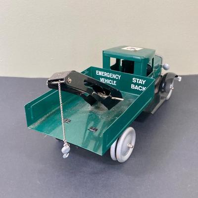 LOT 67: Vintage NYPD Toy Car / Truck with New York City Postcard