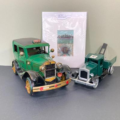 LOT 67: Vintage NYPD Toy Car / Truck with New York City Postcard