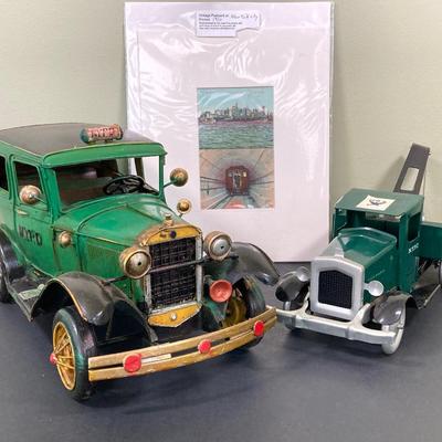 LOT 67: Vintage NYPD Toy Car / Truck with New York City Postcard