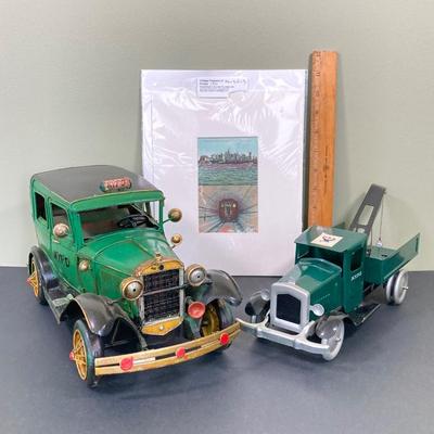 LOT 67: Vintage NYPD Toy Car / Truck with New York City Postcard