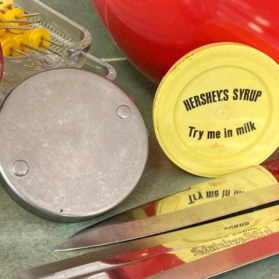 LOT 75: Kitchen Essentials - OGGI Corporation Nesting Bowls, Corn Holders, Pyrex Measuring Cup, Hershey's Candy Jar, Punch N Cover,...