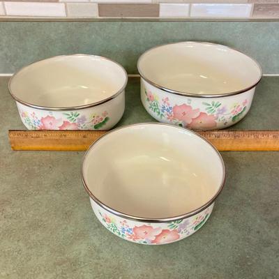 LOT 75: Kitchen Essentials - OGGI Corporation Nesting Bowls, Corn Holders, Pyrex Measuring Cup, Hershey's Candy Jar, Punch N Cover,...