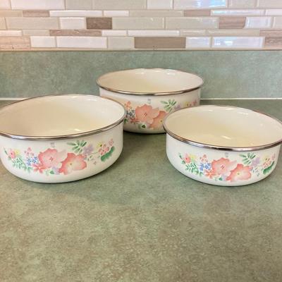 LOT 75: Kitchen Essentials - OGGI Corporation Nesting Bowls, Corn Holders, Pyrex Measuring Cup, Hershey's Candy Jar, Punch N Cover,...