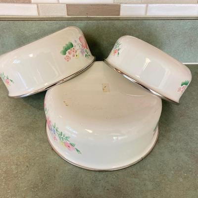 LOT 75: Kitchen Essentials - OGGI Corporation Nesting Bowls, Corn Holders, Pyrex Measuring Cup, Hershey's Candy Jar, Punch N Cover,...