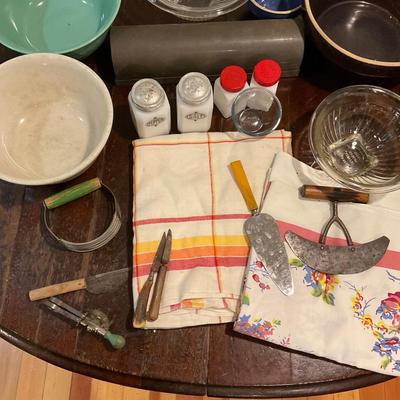 K697 Large Antique & Vintage Baking Ware LOT