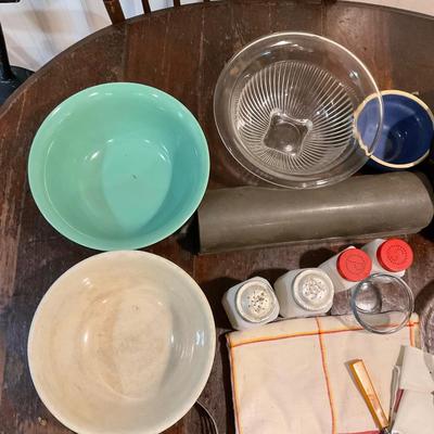 K697 Large Antique & Vintage Baking Ware LOT