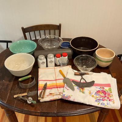 K697 Large Antique & Vintage Baking Ware LOT