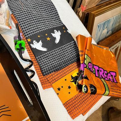 Lot 1 Modern Halloween Decor