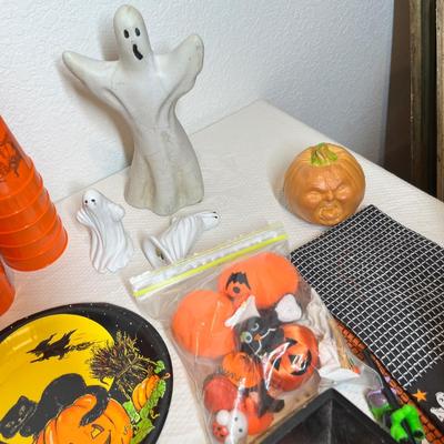 Lot 1 Modern Halloween Decor
