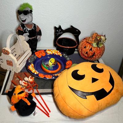 Lot 5 Assorted Halloween decor