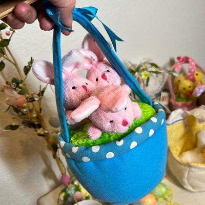 Lot 16 Large Easter decor lot