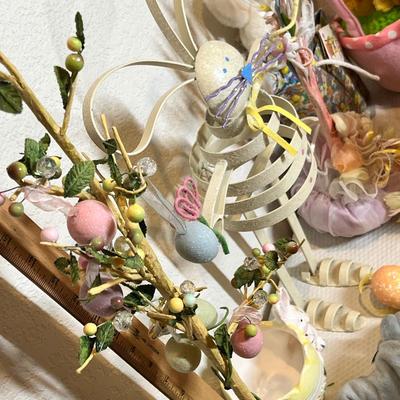 Lot 16 Large Easter decor lot