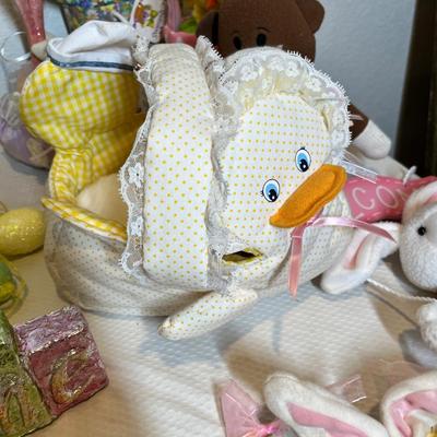 Lot 16 Large Easter decor lot