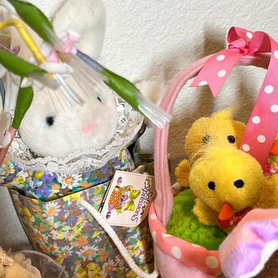 Lot 16 Large Easter decor lot