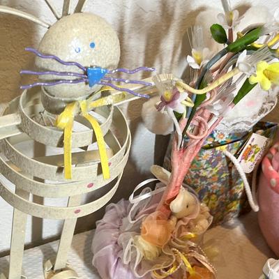 Lot 16 Large Easter decor lot
