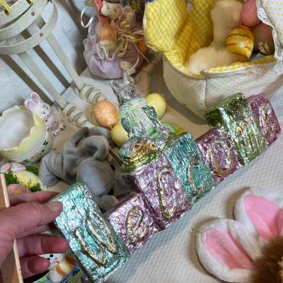 Lot 16 Large Easter decor lot