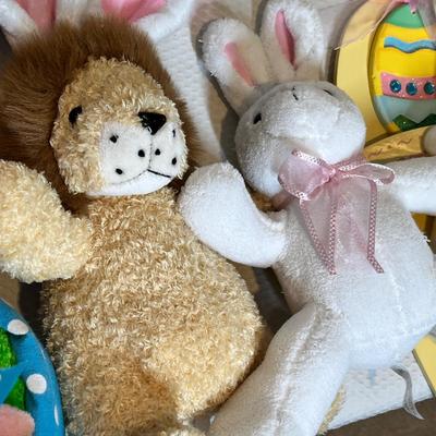 Lot 16 Large Easter decor lot