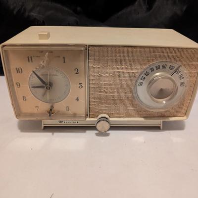 Linen Ivory 1960's General Electric Vacuum Tube Radio (B)