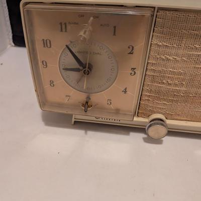 Linen Ivory 1960's General Electric Vacuum Tube Radio (B)