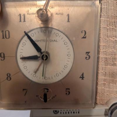 Linen Ivory 1960's General Electric Vacuum Tube Radio (B)