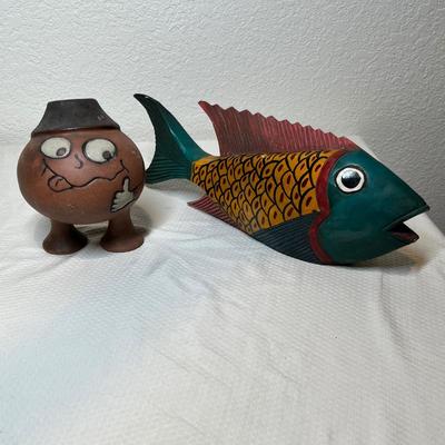 Lot 28 Odd decor