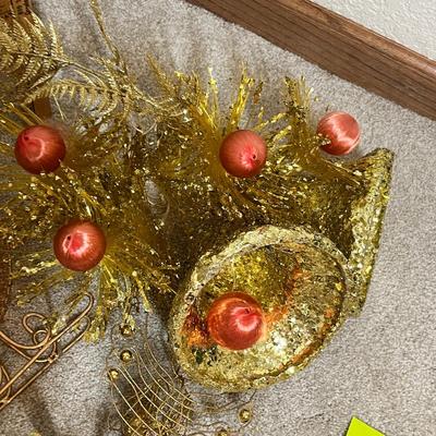 Lot 39 Gold Wire Decor