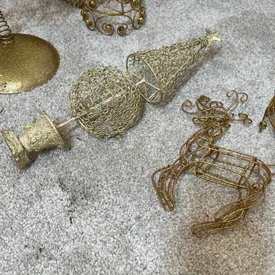 Lot 39 Gold Wire Decor