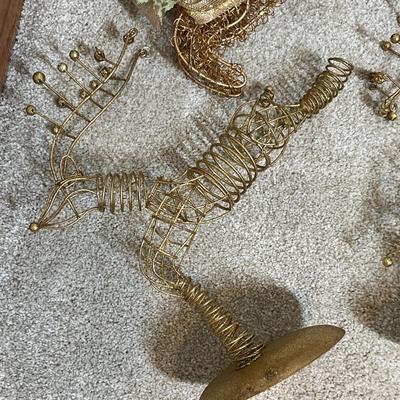 Lot 39 Gold Wire Decor