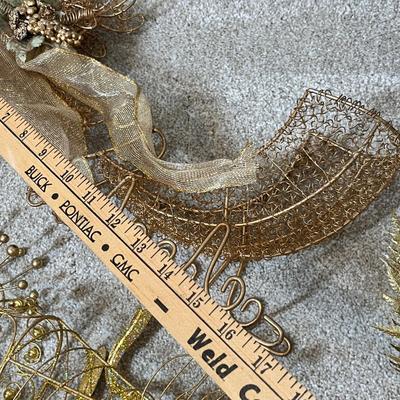 Lot 39 Gold Wire Decor