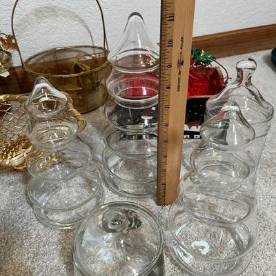 Lot 42 Christmas baskets & glassware
