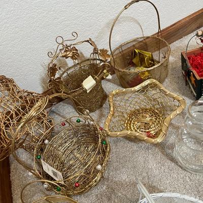 Lot 42 Christmas baskets & glassware