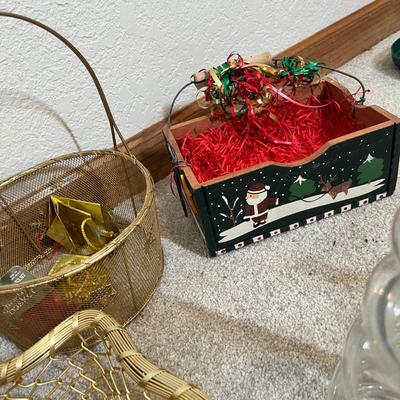 Lot 42 Christmas baskets & glassware