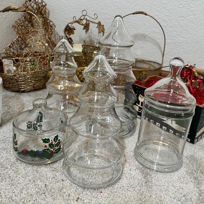 Lot 42 Christmas baskets & glassware