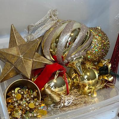 Lot 46 Tub of Gold Decor