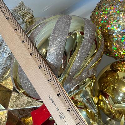 Lot 46 Tub of Gold Decor