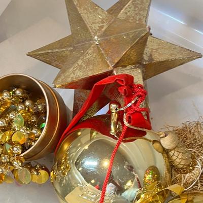 Lot 46 Tub of Gold Decor