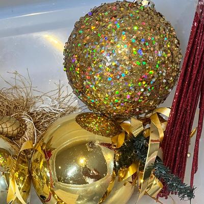 Lot 46 Tub of Gold Decor