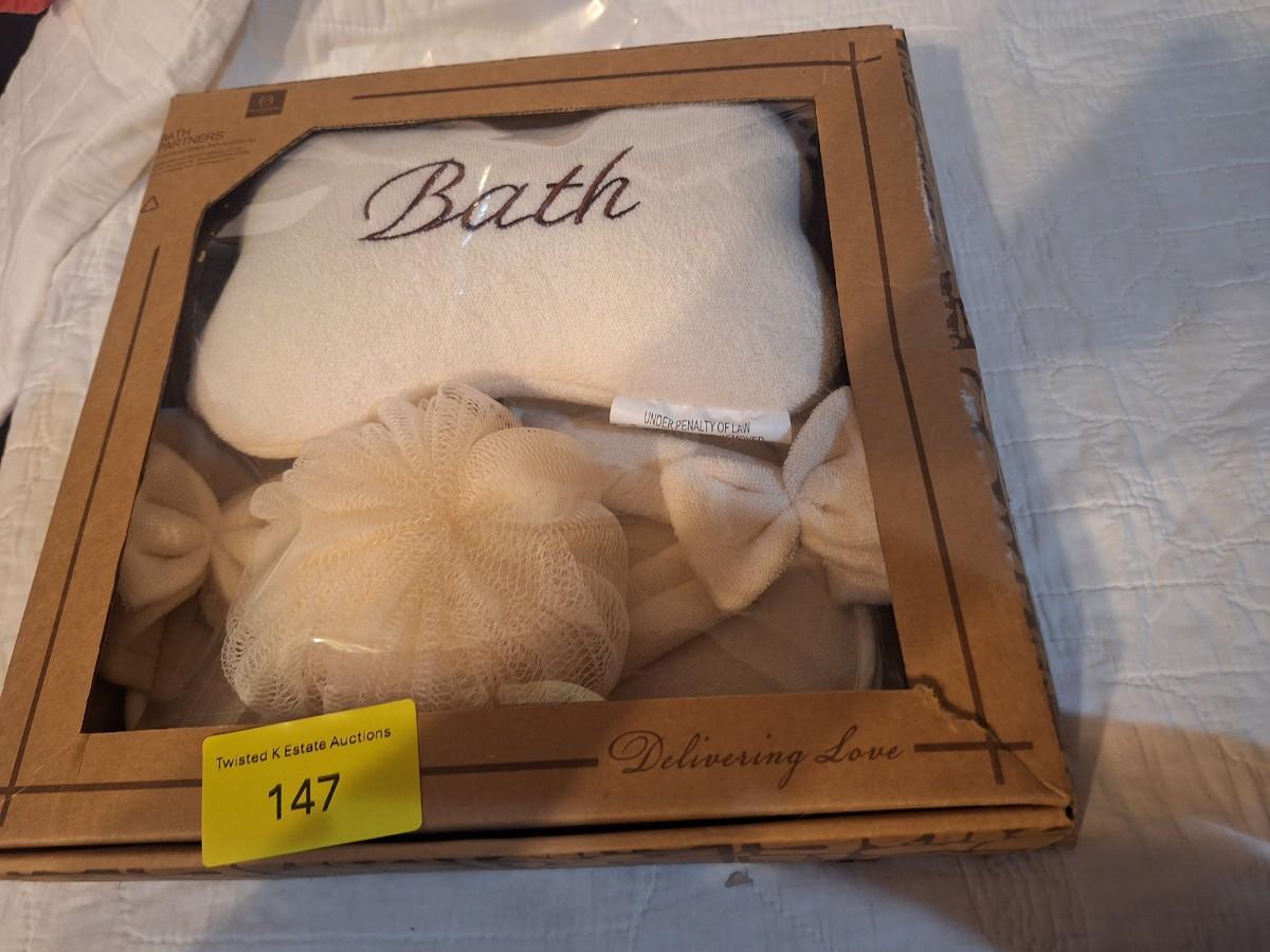 Bath set | EstateSales.org