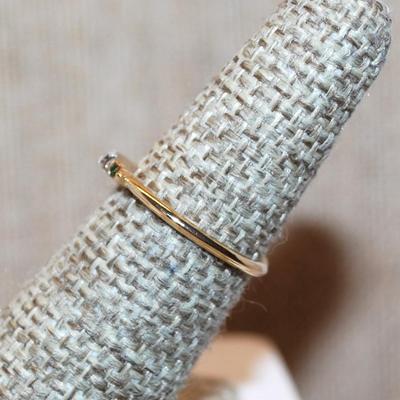 Size 6 Delicate Horizontal Clear Stone & 2 Round GREEN Stones on a Gold Tone Band (1.2g)