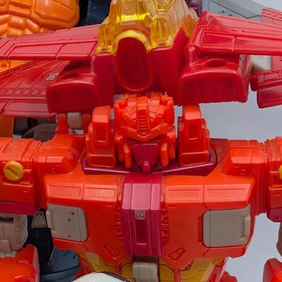 LOT 109: Hasbro Transformers, Golden Lagoon, Siege Sg-13 & More Transformer Action Figures/Robots.