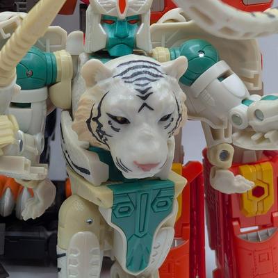 LOT 109: Hasbro Transformers, Golden Lagoon, Siege Sg-13 & More Transformer Action Figures/Robots.