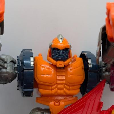 LOT 109: Hasbro Transformers, Golden Lagoon, Siege Sg-13 & More Transformer Action Figures/Robots.