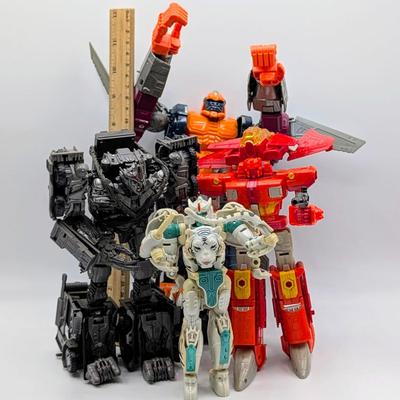 LOT 109: Hasbro Transformers, Golden Lagoon, Siege Sg-13 & More Transformer Action Figures/Robots.