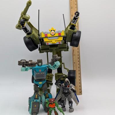 LOT 109: Hasbro Transformers, Golden Lagoon, Siege Sg-13 & More Transformer Action Figures/Robots.