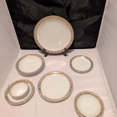 84 Pieces - Noritake China Japan Pattern GRETA 5272 Dinner Set (B)