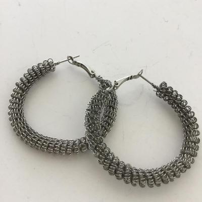 Unmarked mesh hoop earrings
