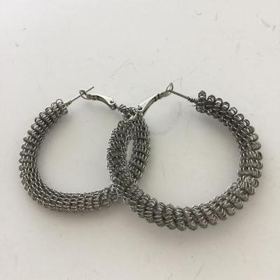 Unmarked mesh hoop earrings