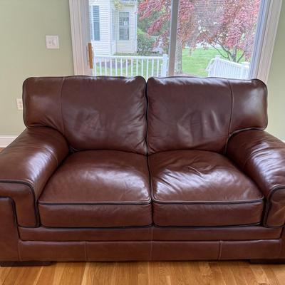 Like new leather loveseat (has an exact match listed separately)