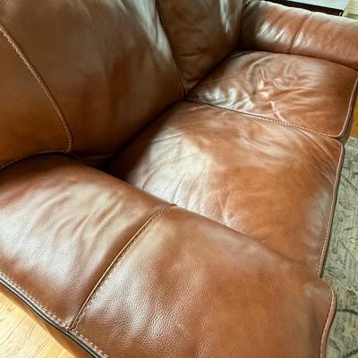 Like new leather loveseat (has an exact match listed separately)